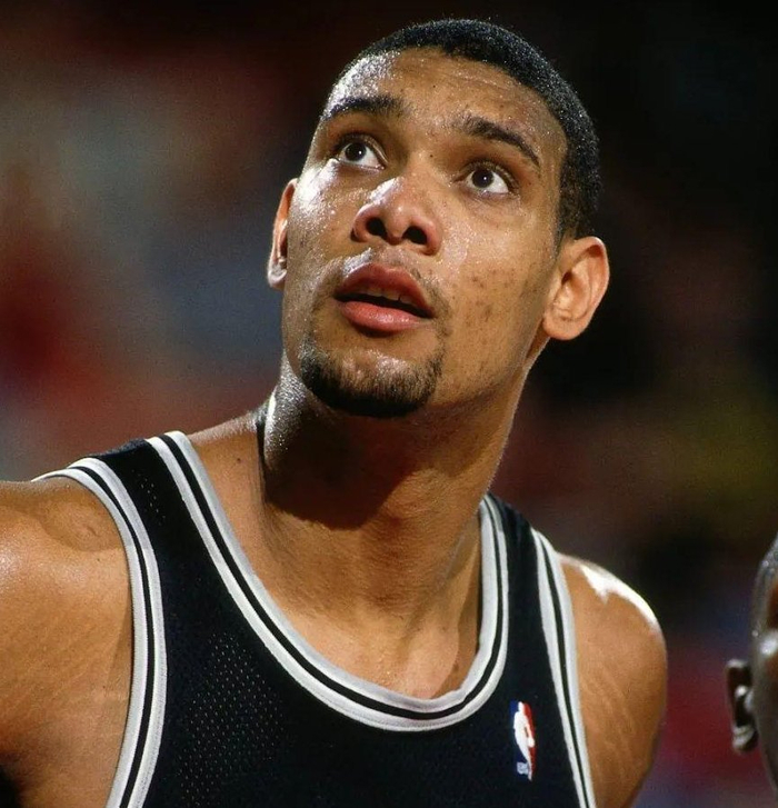 英媒：尽管库尼亚遭遇头部受伤，但曼联相信他能出战埃弗顿（英媒：库尼亚头部受伤仍在身，曼联仍看好其出战埃弗顿）