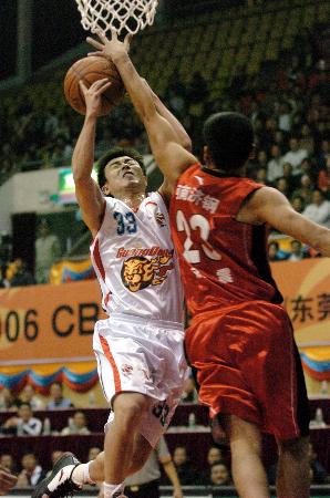 从手足无措到游刃有余，齐达内在公园学着踢毽子（齐达内在公园学踢毽子：从笨拙到娴熟）