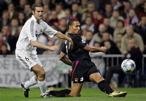 大哥你在干嘛？米兰德比补时阶段，巴斯托尼掏裆奇克（米兰德比补时阶段现争议：巴斯托尼对奇克疑似不当动作）