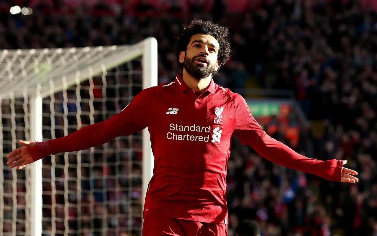 看着就疼！斯玛特与亚当斯相撞胳膊直接脱臼 表情痛苦跑回更衣室（令人揪心：斯玛特与亚当斯碰撞致手臂脱臼，痛苦退场直奔更衣室）