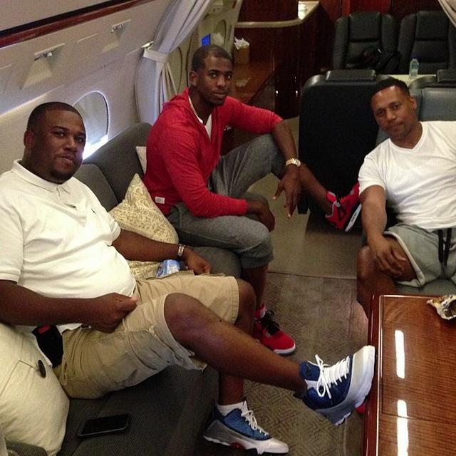 詹姆斯深情表白妻子萨瓦娜：盛赞其创业成就，感激其守护家庭（詹姆斯深情告白妻子萨瓦娜：称赞其创业成绩，感谢其守护家庭）