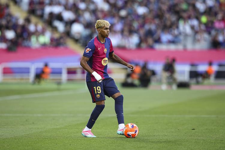 NBA战报：丹尼尔斯27分10板，老鹰120-117险胜76人（NBA快讯：丹尼尔斯砍下27分10篮板，老鹰120-117险胜76人）