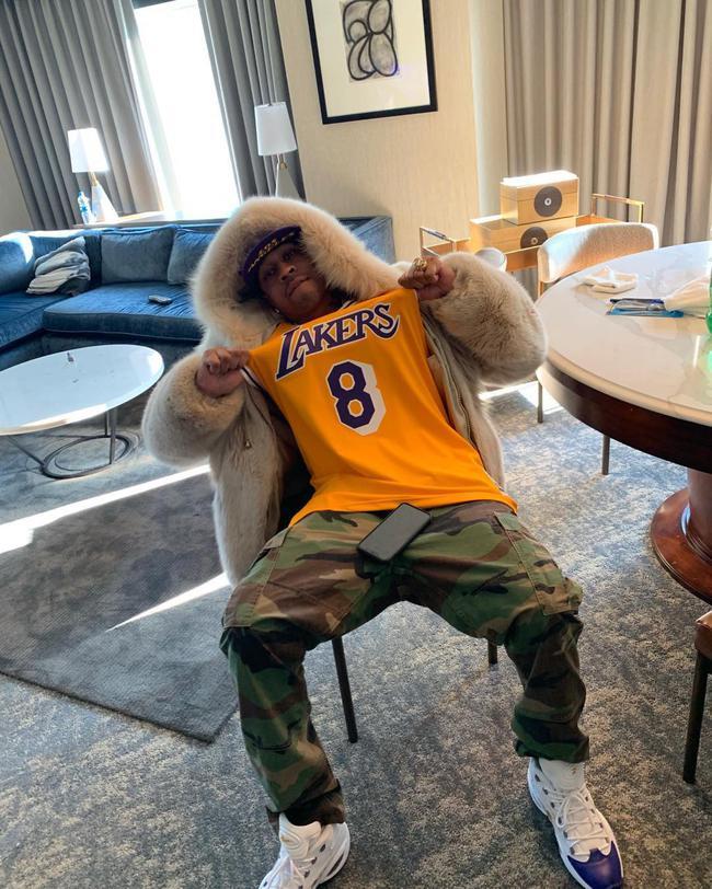 塞维利亚官方：谴责德比战球迷投掷物品行为，正配合警方调查（塞维利亚官宣：谴责德比战球迷投掷行为，正与警方配合调查）