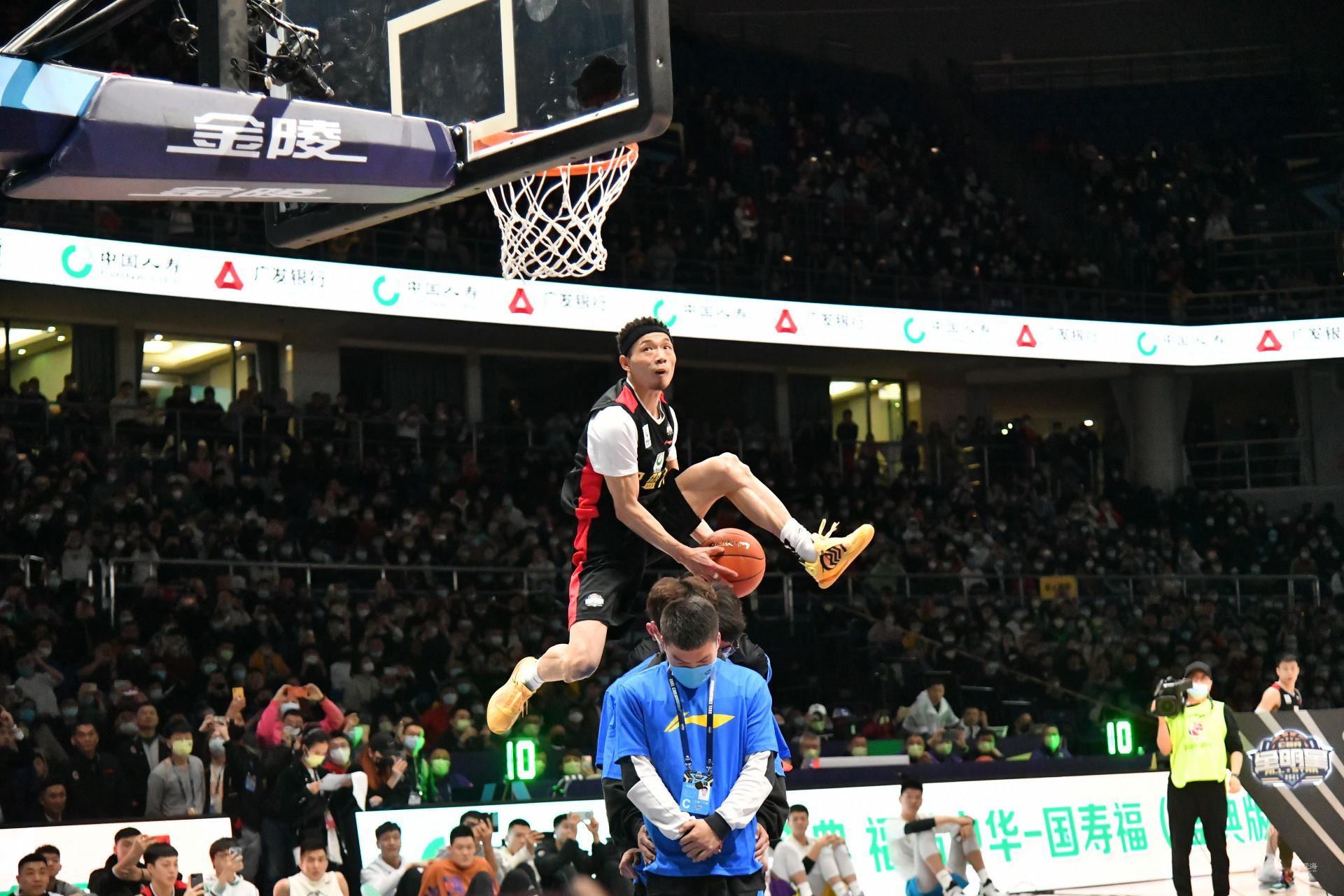 姆巴佩祝贺阿什拉夫当选非洲足球先生：爱你，你是非洲之王（姆巴佩贺阿什拉夫加冕非洲足球先生：爱你，非洲之王）