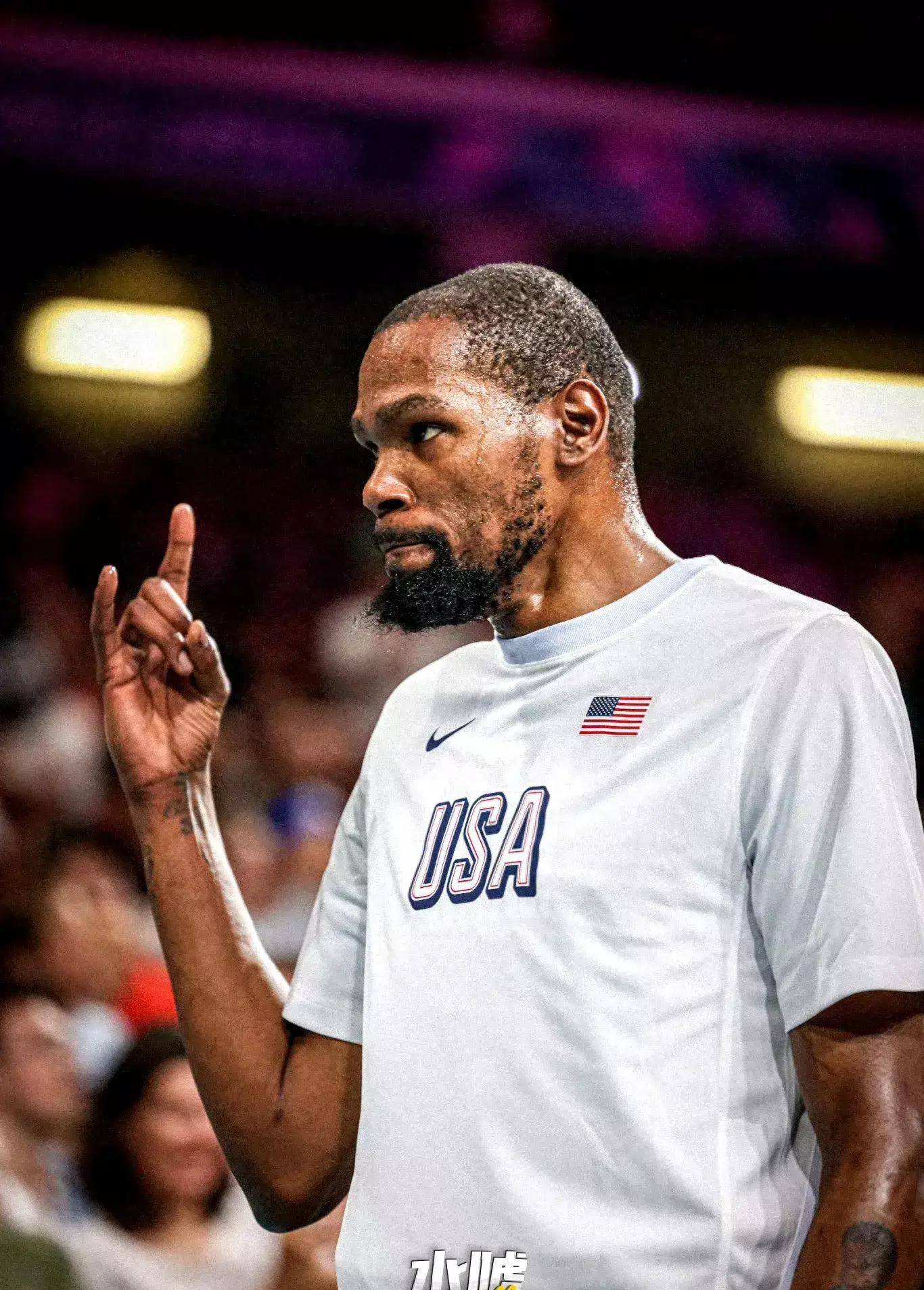 奥斯卡庆祝海港夺冠：我们是冠军！祝贺我的队友、朋友和球迷（奥斯卡为海港封王喝彩：我们是冠军！致敬我的队友、朋友与球迷）