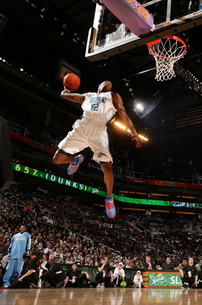 汪涵陪儿子马术竞赛！嚼槟榔超享受，夫妻交替带娃成热议焦点（汪涵现身儿子马术赛场，嚼槟榔显惬意，夫妻轮流带娃引热议）