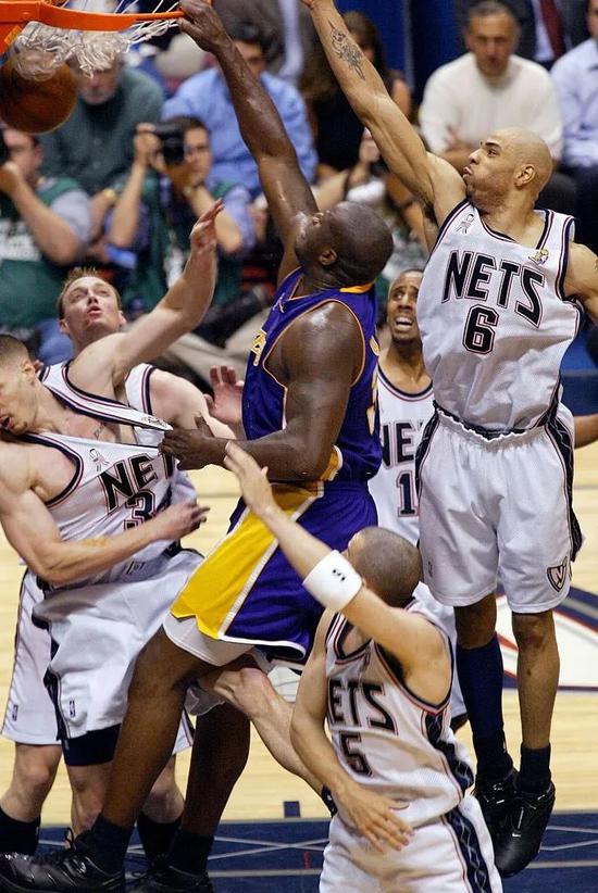 英超前瞻：伯恩利全力遏制连败，水晶宫客场战绩斐然（英超前瞻：伯恩利力求止连败，水晶宫客场表现亮眼）