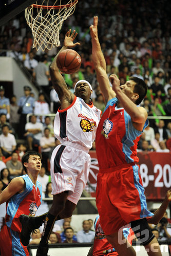 曼联英超赛场精彩抢断反击（曼联在英超上演精彩抢断与反击）