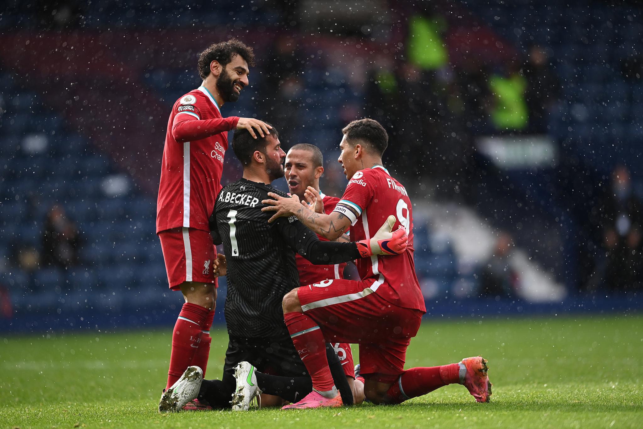 真是好球员！阿努诺比面断哈克斯 反击一条龙双手挂筐暴扣！（太强了！阿努诺比当面抢断哈克斯，反击一条龙双手挂筐炸扣！）