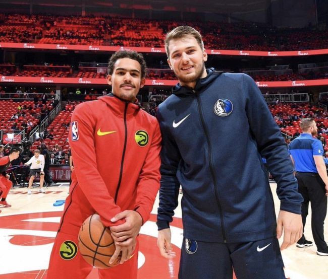 尤文大巴玻璃再次被洪水球迷砸碎！（尤文大巴车窗再度遭洪水球迷砸碎）