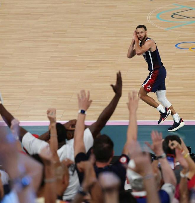 咔咔一顿扣！克里斯17中11&罚球9中6砍下28分8板4助2断（暴扣不停！克里斯17投11中、罚球9罚6中轰下28分8篮板4助攻2抢断）