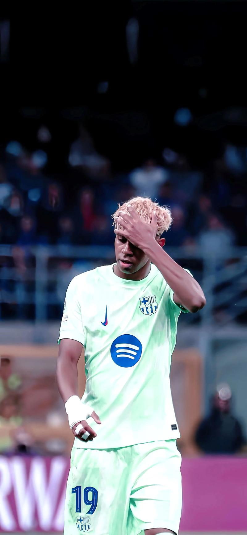 场均20.5分6.6篮板！恩比德因右膝伤势今日缺战尼克斯（恩比德右膝伤势今日缺席尼克斯之战，场均20.5分6.6篮板）