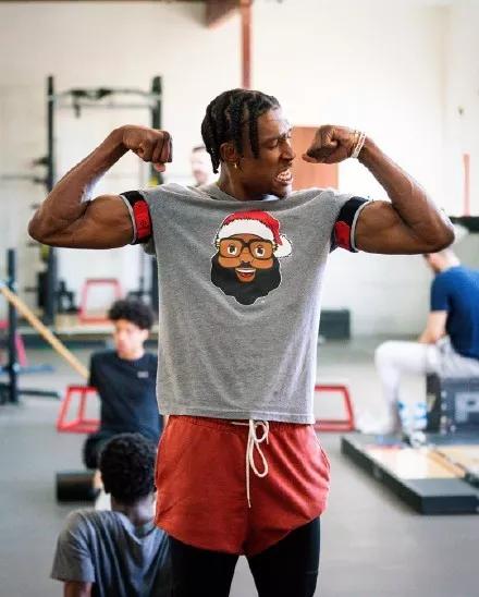 内蒙古额尔古纳初冬银装素裹，金雕翱翔雪原尽显苍穹之王风范（内蒙古额尔古纳初冬白雪皑皑，金雕纵横雪原尽显空中之王风姿）