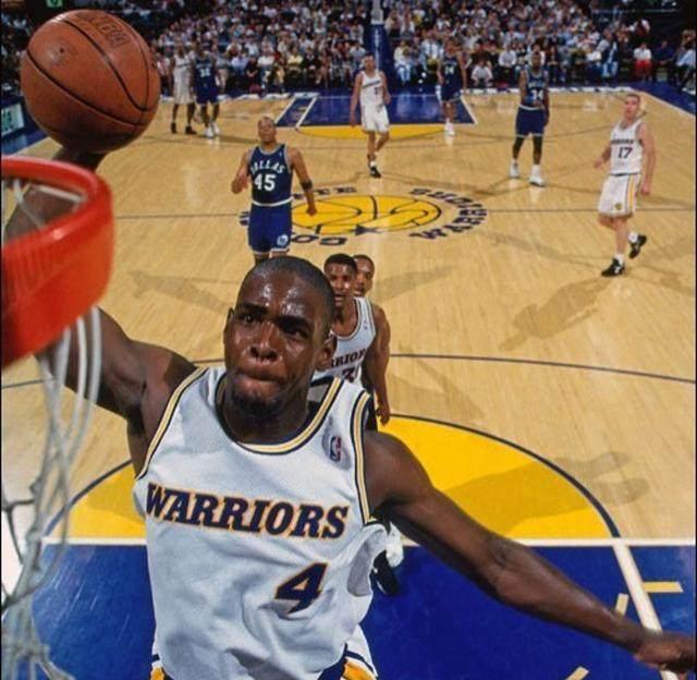 格林单节三分5投4中，雄鹿狂轰9记三分，客场4分领先（格林单节外线火热5中4，雄鹿飙进9记三分，客场领先4分）