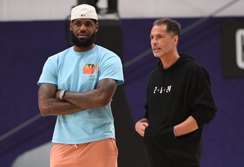 心情不错！知名说唱歌手Jay-Z现身湖人主场观看NBA杯（笑容满面！嘻哈巨星Jay-Z亮相湖人主场观战NBA杯）