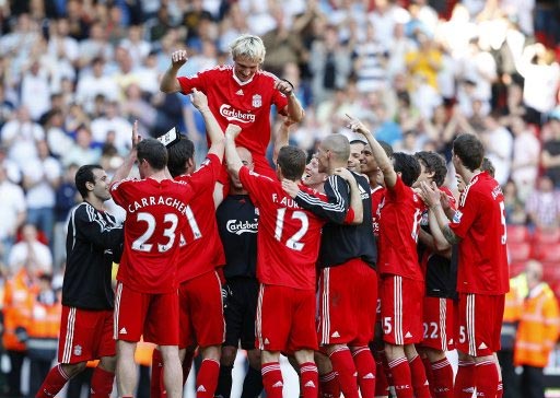 望无大碍！拉松防守时踩到维金斯脚痛苦倒地 随即被换下（但愿无碍！拉松防守时踩到维金斯脚痛苦倒地，随后被替换下场）