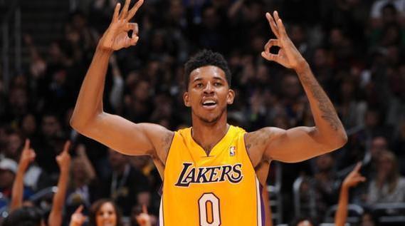 乔治娜晒在卡塔尔海边照片，蓝色紧身连衣裙尽显曼妙身姿（乔治娜晒卡塔尔海边美照，蓝色修身连衣裙彰显优雅曲线）