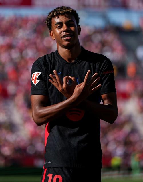 威少和裁判示意是阿夫迪亚肘击的自己 但裁判无动于衷（威少示意遭阿夫迪亚肘击，裁判选择无视）