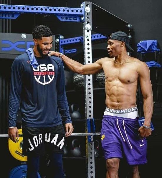 乌尔比希：能与诺伊尔、乌尔赖希一起训练很重要，他们很优秀（乌尔比希：与诺伊尔、乌尔赖希同训意义重大，他们都非常出色）