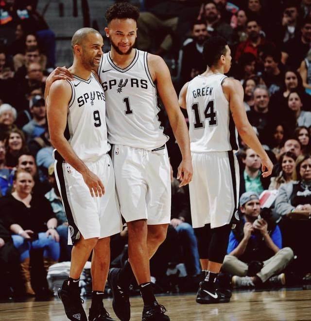 库里圣诞大战5胜7负！生涯面对克莱3胜2负 赛后拥抱致意眼神超暖（库里圣诞战绩5胜7负，生涯对阵克莱3胜2负，赛后拥抱致意眼神暖心）