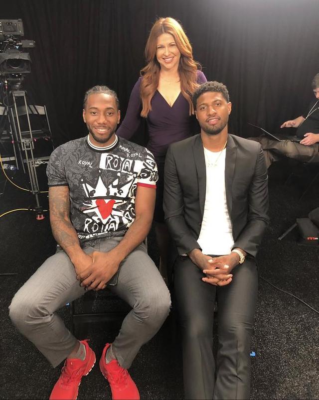 全能表现！贺希宁半场10中5拿到14分5板3助1断（贺希宁半场14分5板3助1断，10投5中展现全能身手）