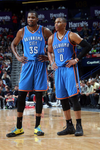 被赠送云达不莱梅印有8号的球衣，克罗斯：这是合同报价吗（收到云达不莱梅8号球衣，克罗斯打趣：这是合同报价？）